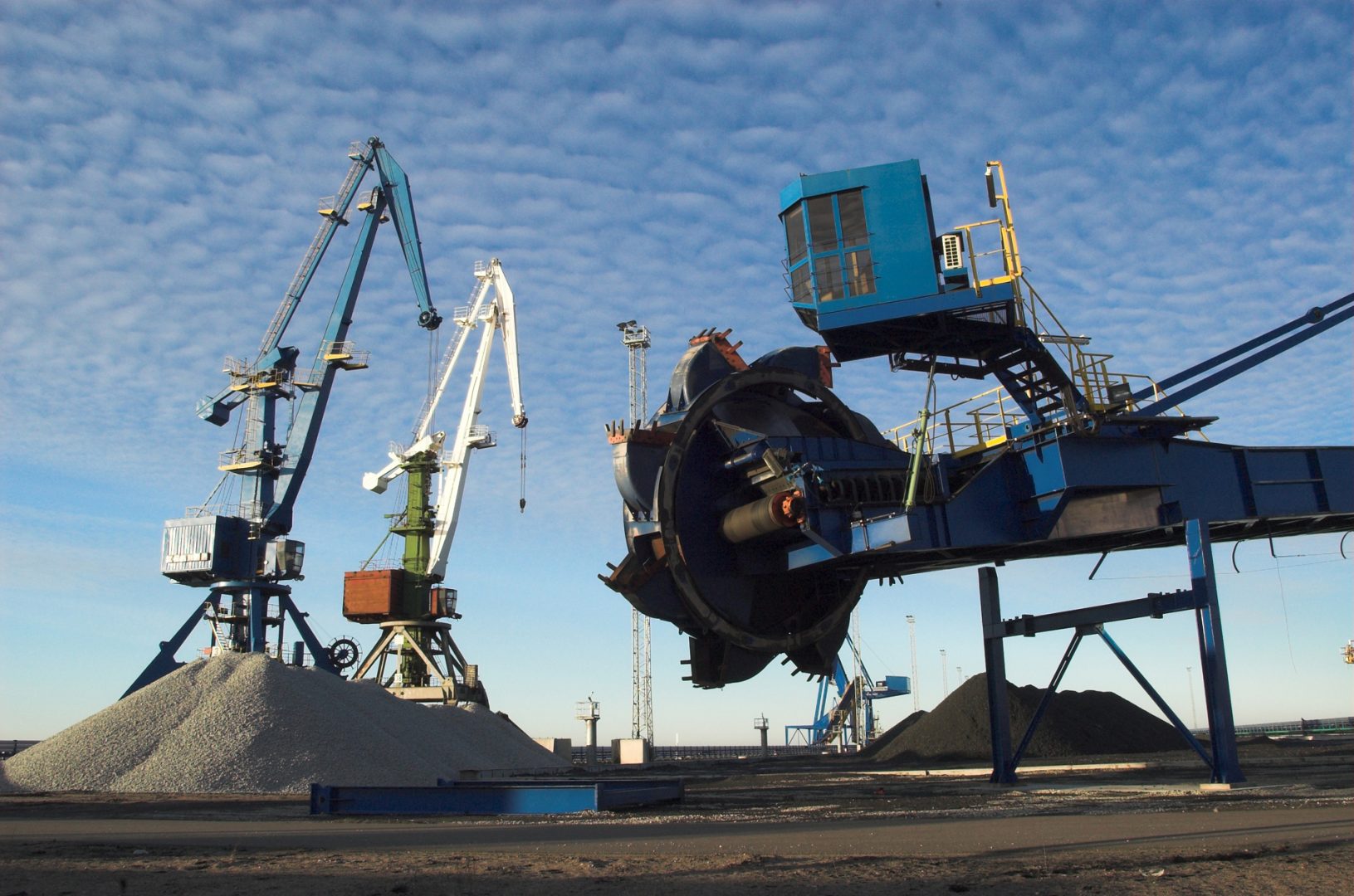 Bucket-wheel reclaimer and port cranes