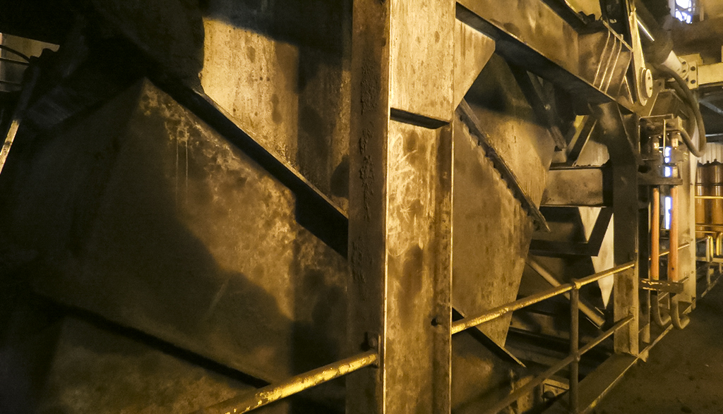 Aspec Engineering - Article - Transfer Chute Analysis with Discrete Element and Continuum Modelling